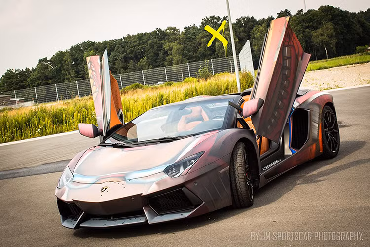 Chủ nhân của "siêu bò" Lamborghini Aventador Roadster đã tự biến siêu xe của mình thành một phiên bản đặc biệt mang phong cách Iron Man.
