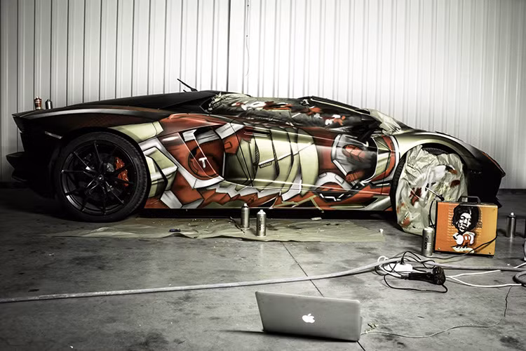 Màu sơn theo phong cách Người Sắt chỉ lộ ra khi chiếc siêu xe Lamborghini Aventador Roadster gặp nước.