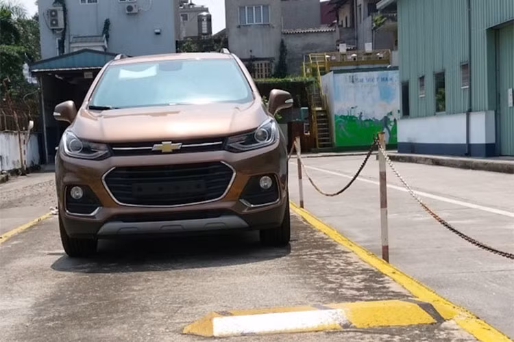 Ra mắt lần đầu tiên tại thị trường Việt Nam vào tháng 10/2016 và chính thức bán ra vào đầu năm 2017 và được xem là "con bài chiến lược" cạnh tranh Ford EcoSport trong phân khúc crossover cỡ nhỏ, nhưng cho đến nay Chevrolet Trax vẫn chưa thực sự tạo ấn tượng với khách hàng Việt.