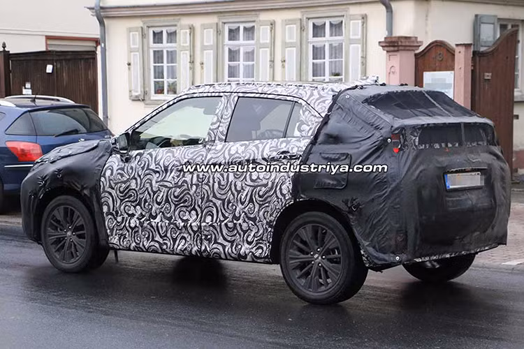 Trước đó, một số hình ảnh chạy thử của mẫu xe này cũng đã từng bị lộ khi đang chạy thử trên đường phố. tuy nhiên do được bịt kín gần như toàn phần nên nó rất khó được nhân ra, thậm chí nó còn bị nhầm với mẫu xe từng được giới thiệu là Mitsubishi Concept XR-PHEV II.