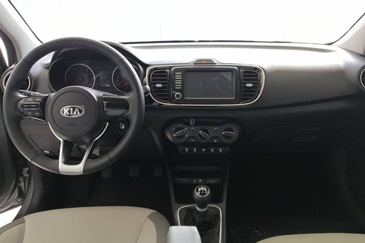 Khoang nội thất của Soluto đơn giản với ghế nỉ, bệ ngăn cách giữa ghế lái và ghế phụ thấp. Cửa gió điều hòa 2 bên được thiết kế tròn khá điệu. Xe vẫn khởi động bằng chìa khóa, một trang bị đã trở nên lỗi thời. Có thể sẽ có phiên bản Soluto cao cấp với trang bị ghế da và khởi động nút bấm.