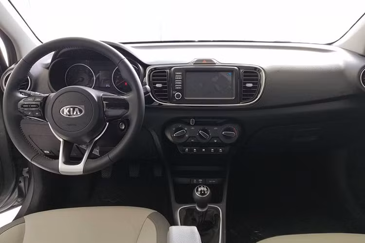 Khoang nội thất của Soluto đơn giản với ghế nỉ, bệ ngăn cách giữa ghế lái và ghế phụ thấp. Cửa gió điều hòa 2 bên được thiết kế tròn khá điệu. Xe vẫn khởi động bằng chìa khóa, một trang bị đã trở nên lỗi thời. Có thể sẽ có phiên bản Soluto cao cấp với trang bị ghế da và khởi động nút bấm.