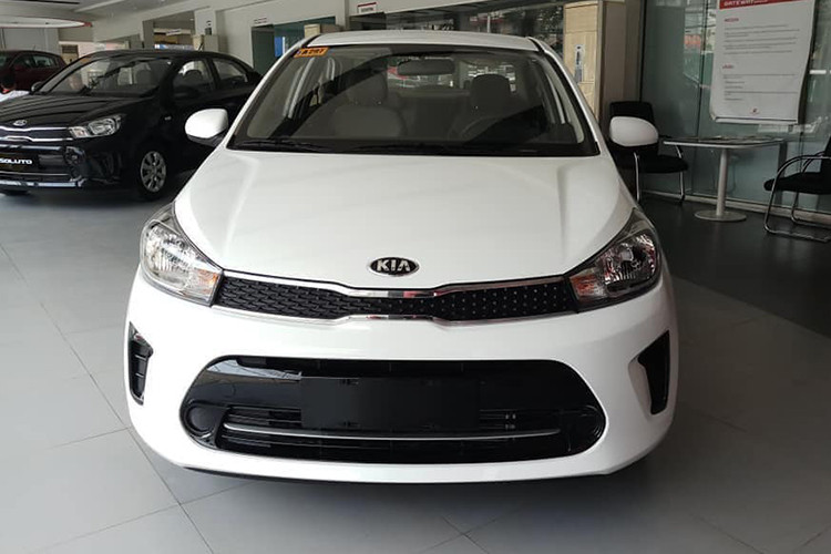 Kia Soluto vừa chính thức được bán ra thị trường hồi đầu năm nay. Mẫu xe được phát triển dựa trên nền tảng của Kia K2 với lưới tản nhiệt thiết kế mũi hổ đặc trưng của Kia. Phần đầu xe với đèn chiếu sáng, đèn sương mù và các hốc gió có phong cách khá giống với đàn anh Kia Cerato.