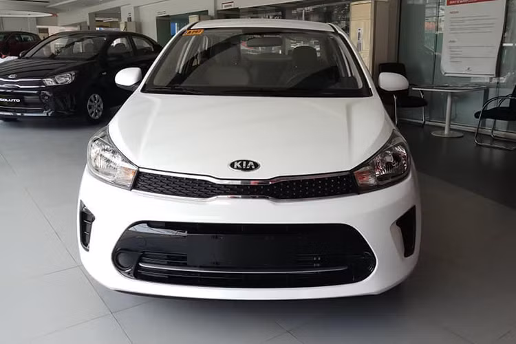 Kia Soluto vừa chính thức được bán ra thị trường hồi đầu năm nay. Mẫu xe được phát triển dựa trên nền tảng của Kia K2 với lưới tản nhiệt thiết kế mũi hổ đặc trưng của Kia. Phần đầu xe với đèn chiếu sáng, đèn sương mù và các hốc gió có phong cách khá giống với đàn anh Kia Cerato.
