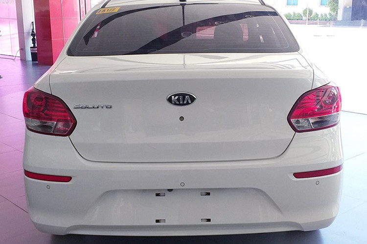 Kia Soluto 2019 mới có kích thước tổng thể (dài x rộng x cao) lần lượt là 4.300 x 1.700 x 1.460 mm, chiều dài cơ sở 2.570 mm và khoảng sáng gầm xe 150 mm. Chiều dài cơ sở của mẫu xe này nhỉnh hơn Toyota Vios (2.500 mm), kém Honda City (2.600 mm) và tương đương Hyundai Accent (2.580 mm).