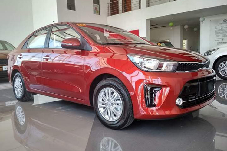 Soluto sử dụng cần số dạng zic zac có thiết kế khá đẹp. Hiện chưa có thông tin Soluto có phiên bản số sàn tại Việt Nam hay không. Là mẫu xe giá rẻ, chính vì vậy các trang bị an toàn của xe chỉ cơ bản ở mức có 2 túi khí, camera lùi và cảm biến đỗ xe (ở phiên bản cao cấp nhất).