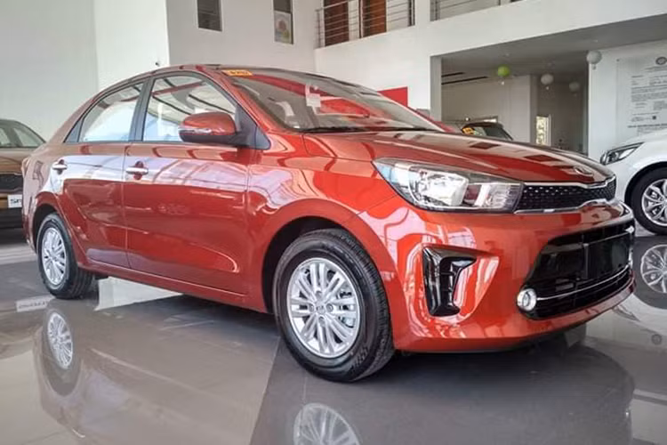 Soluto sử dụng cần số dạng zic zac có thiết kế khá đẹp. Hiện chưa có thông tin Soluto có phiên bản số sàn tại Việt Nam hay không. Là mẫu xe giá rẻ, chính vì vậy các trang bị an toàn của xe chỉ cơ bản ở mức có 2 túi khí, camera lùi và cảm biến đỗ xe (ở phiên bản cao cấp nhất).