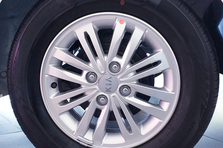 Soluto sử dụng vành xe 14 inch và lốp khá dày, khiến cho mẫu xe này toát lên vẻ thực dụng, không mang tính thể thao. Cốp xe dung tích 475 lít, thua kém so với Vios và City vốn có dung tích khoang chứa đồ trên 500 lít.
