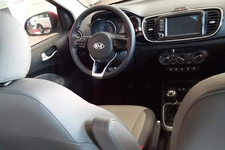 Các thông tin về động cơ mẫu xe giá rẻ Kia sắp bán tại Việt Nam chưa được hé lộ. Nhưng tại thị trường Philippines, Kia Soluto được trang bị động cơ 1.4L cho công suất 94 mã lực và mô-men xoắn cực đại 132Nm, đi kèm là hộp số sàn 5 cấp hoặc tự động 4 cấp.