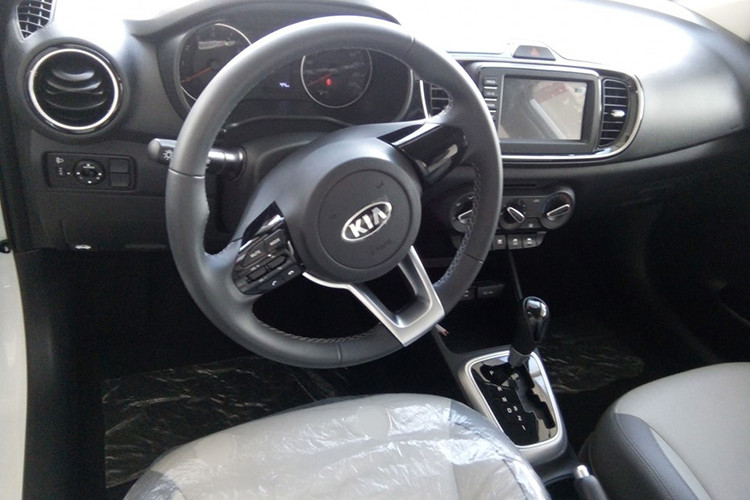 Vô lăng của Soluto có thiết kế khá đẹp mắt với 3 chấu thẩm mỹ, nút bấm điều chỉnh chức năng đặt lệch bên trái. Thiết kế vô lăng có thể xem như một điểm cộng của chiếc xe này. Màn hình cảm ứng 7 inch tích hợp kết nối Android Auto và Apple CarPlay, hệ thống âm thanh 6 loa.