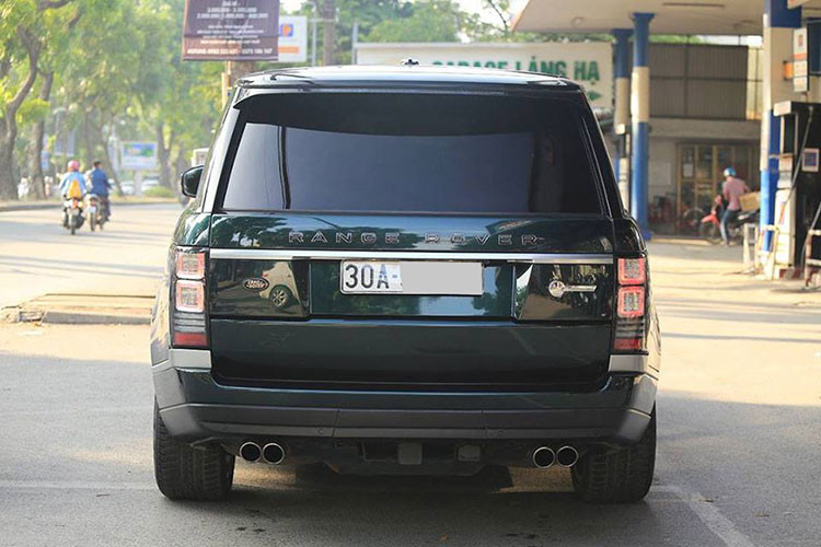 Chưa hết, đặc điểm nhận ra đây là 1 chiếc Range Rover SVAutobiography bao gồm mâm 6 chấu kép mạ crôm, ống xả tròn, đèn hậu trong suốt và cuối cùng là logo SVAutobiography ở đuôi xe cũng được nhìn thấy trên bản độ Range Rover HSE đời cũ.