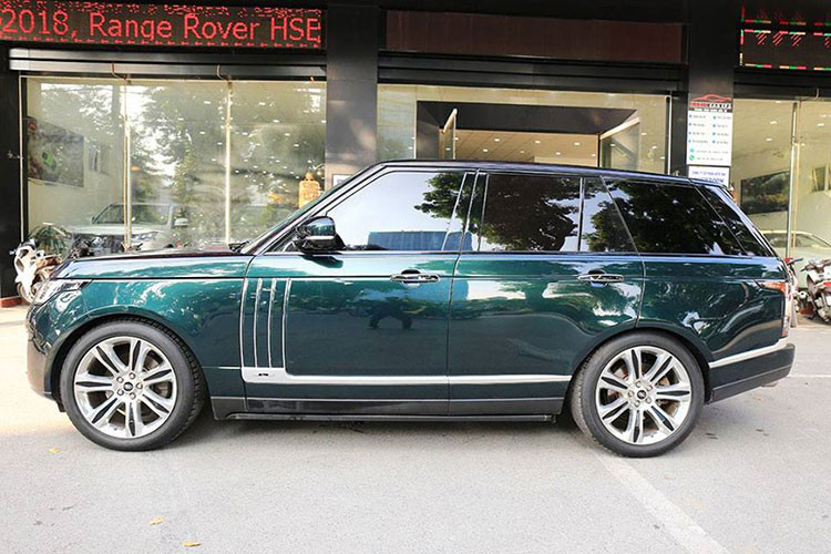 Chiếc xe Range Rover HSE "lên đời" thành phiên bản siêu "khủng" SVAutobiography trong bài viết này được sản xuất từ năm 2013, tất nhiên, sau gần 6 năm sử dụng, ngoại hình mẫu SUV hạng sang này đã xuống cấp theo thời gian. Nhưng giờ đây, ít ai có thể đoán được rằng đây là 1 chiếc Range Rover HSE đời cũ.