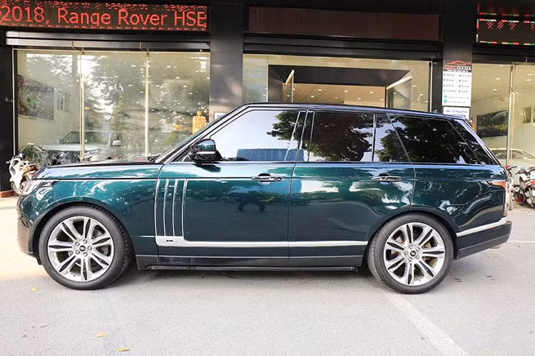 Chiếc xe Range Rover HSE "lên đời" thành phiên bản siêu "khủng" SVAutobiography trong bài viết này được sản xuất từ năm 2013, tất nhiên, sau gần 6 năm sử dụng, ngoại hình mẫu SUV hạng sang này đã xuống cấp theo thời gian. Nhưng giờ đây, ít ai có thể đoán được rằng đây là 1 chiếc Range Rover HSE đời cũ.