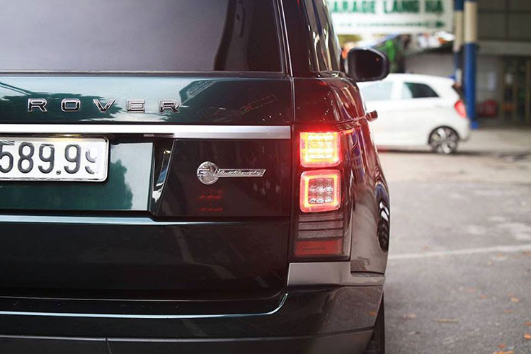Chiếc SUV hạng sang Range Rover HSE "lên đời" thành phiên bản siêu "khủng" SVAutobiography trong bài viết này còn có một chi tiết độ rất thú vị chính là "đôi mắt" của xe. Đèn pha đẹp mắt này là của phiên bản Range Rover đời 2018 với dải đèn LED vuông vức.