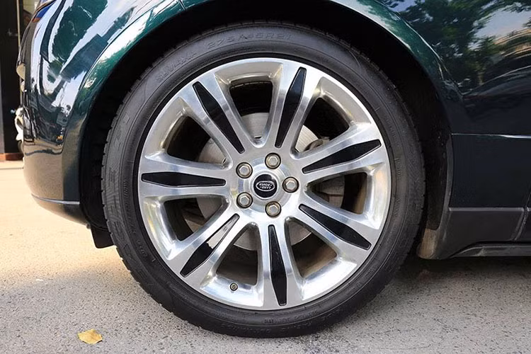 Hiện chưa rõ bộ body kit Range Rover SVAutobiography trên chiếc Range Rover HSE đời 2013 này có giá bao nhiêu, nhưng rõ ràng, ngoại thất của xe đã "lột xác" hoàn toàn mới mẻ và cực kỳ sang chảnh. Chưa hết, bộ áo của chiếc Range Rover HSE 3.0 đời 2013 lên body kit của phiên bản sang và mạnh nhất nhà Range Rover còn có màu sơn xanh diệp lục hiếm thấy.