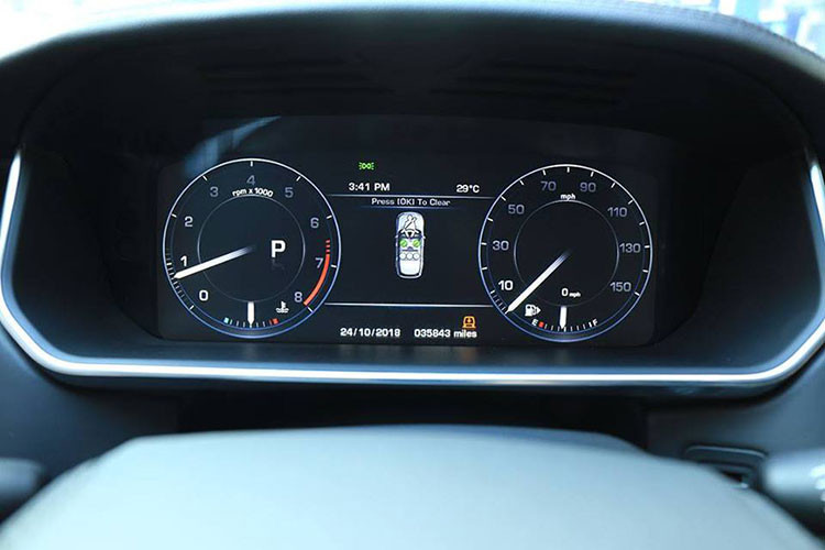 Màn hình cảm ứng giải trí của xe dạng đơn thay cho 2 màn hình như những chiếc Range Rover HSE 3.0 đời 2019. Cụm đồng hồ 12,3 inch thiết kế đơn giản và chiếc xe này đã lăn bánh được quãng đường dài 35.843 miles, tương đương 57.684 km.