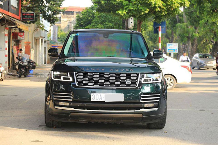 Bộ body kit của Range Rover SVAutobiography bao gồm lưới tản nhiệt, cản va trước/sau, logo Range Rover được thay đổi toàn diện.