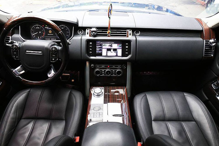 Tương tự như các gói độ body kit "lên đời" khác, nội thất của chiếc Range Rover HSE 3.0 đời 2013 độ lên body kit của Range Rover SVAutobiography không có bất cứ sự thay đổi nào. Bên trong khoang lái của xe có "nội y" bọc da màu đen kết hợp cùng ốp gỗ. 