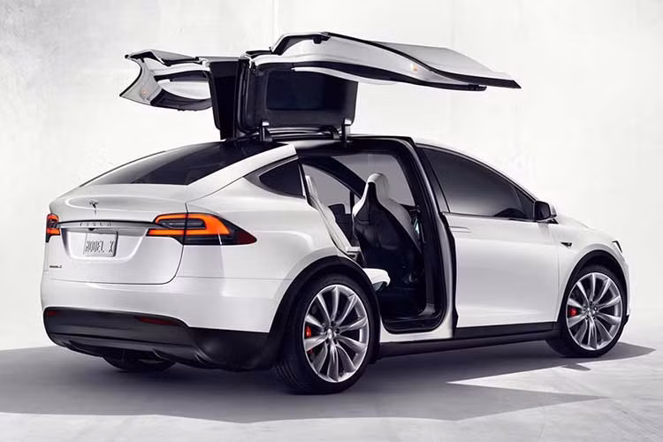 Có một điểm trừ nhỏ trên mẫu SUV của Tesla chính là khả năng cách âm không được tốt như Model S, bên cạnh đó phạm vi hoạt động cũng giảm đi không ít. Tạp chí CR đã thử nghiệm Model X với khối pin 90kWh và phạm vi hoạt động thực tế chỉ vào khoảng 370km.