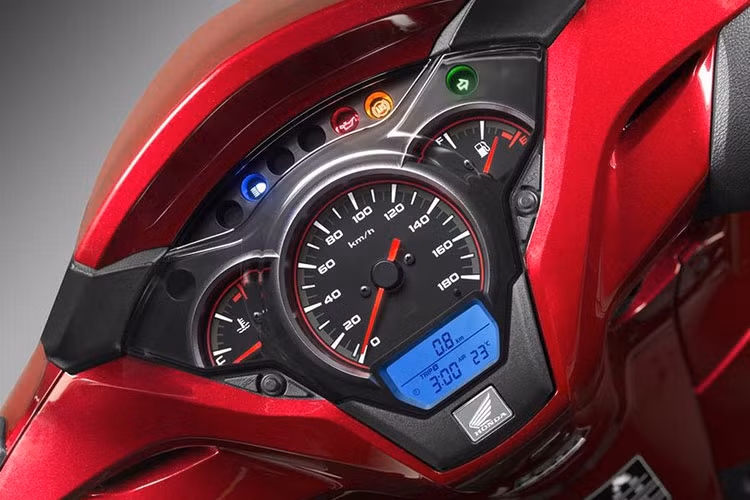 Nhằm mang lại tiện nghi cao cấp cho mẫu xe ga hạng sạng này cũng như đem đến nhiều lựa chọn mua sắm hơn cho khách hàng, Honda đã nghiên cứu và cho ra đời phiên bản mới mẫu xe SH300i với việc bổ sung cảm biến nhiệt độ được hiển thị trên mặt đồng hồ mới.