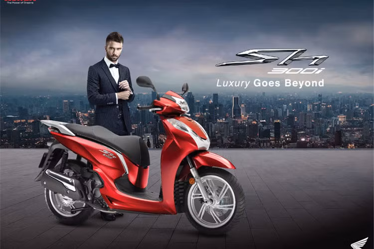 Honda SH300i – mẫu xe mang biểu tượng đẳng cấp toàn cầu đã mang đến một làn gió mới cho phân khúc xe ga hạng sang tại Việt Nam kể từ khi ra mắt, đưa khách hàng đến với những trải nghiệm hoàn hảo và cao cấp. Ngày 14/6/2018 vừa qua, Công ty Honda Việt Nam đã chính thức giới thiệu phiên bản mới mẫu xe ga Honda SH300i nhập khẩu Ý.