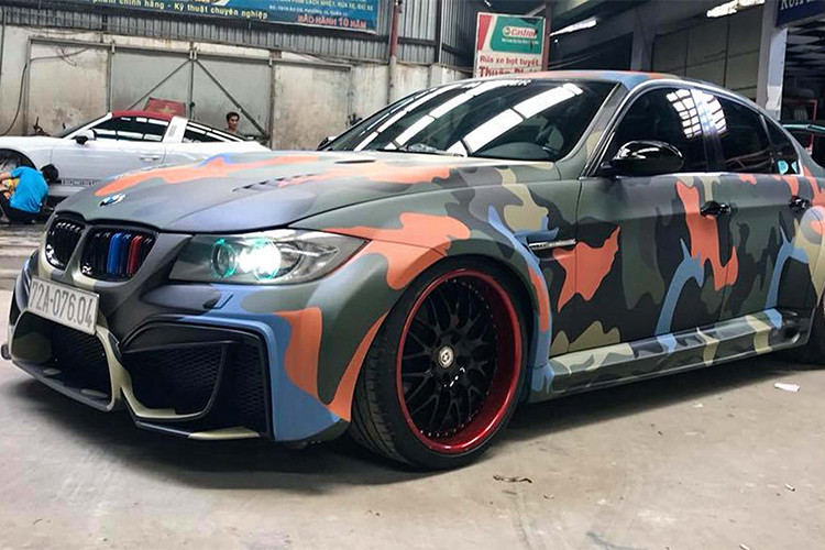 Với kiểu dáng thể thao và nguồn "đồ chơi" dồi dào từ các hãng tên tuổi, mẫu xe sang BMW 3 Series từ lâu đã được khá nhiều người chơi xe tại Việt Nam ưa chuộng để độ. Điểm đặc biệt của bản độ này đó là người chơi đã chỉ sử dụng những phụ tùng phù hợp, khiến cho chiếc xe trở nên đặc biệt hơn so với những chiếc 3 Series khác tại Việt Nam.