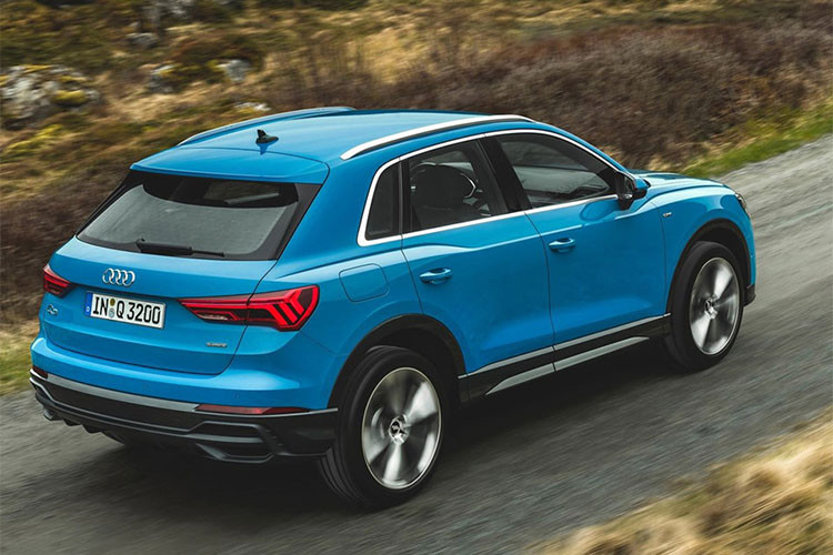 Về kích thước, Audi Q3 2019 dài hơn thế hệ cũ đến 965 mm, và có chiều dài trục cơ sở lớn hơn 76 mm. Điều này giúp cho hàng ghế sau của xe được nới rộng, tạo sự thoải mái cho hành khách. Nó cũng đồng thời tăng sức chứa khoang hành lý lên 674 lít và lên 1.526 lít khi gập ghế (so sánh với đối thủ BMW X1 có sức chứa 505 lít và 1,.550 lít).