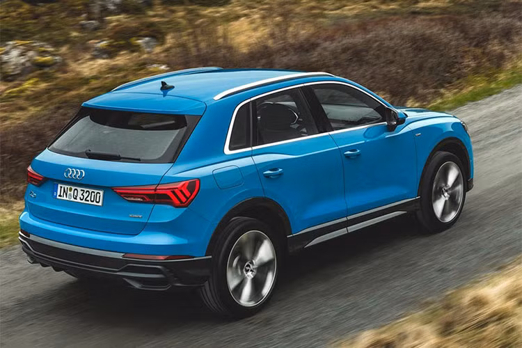 Về kích thước, Audi Q3 2019 dài hơn thế hệ cũ đến 965 mm, và có chiều dài trục cơ sở lớn hơn 76 mm. Điều này giúp cho hàng ghế sau của xe được nới rộng, tạo sự thoải mái cho hành khách. Nó cũng đồng thời tăng sức chứa khoang hành lý lên 674 lít và lên 1.526 lít khi gập ghế (so sánh với đối thủ BMW X1 có sức chứa 505 lít và 1,.550 lít).