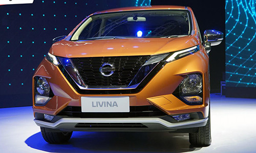 Bao quanh mặt lưới tản nhiệt là những thanh mạ crôm dày và bóng sáng mang đặc trưng của thiết kế V-Motion của thương hiệu Nissan, qua đó càng làm tăng thêm vẻ thể thao khỏe khoắn cho mẫu xe. Hệ thống đèn pha trên Livina cũng được thiết kế dạng 3 tầng giống với Xpander.