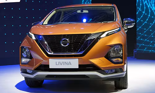 Bao quanh mặt lưới tản nhiệt là những thanh mạ crôm dày và bóng sáng mang đặc trưng của thiết kế V-Motion của thương hiệu Nissan, qua đó càng làm tăng thêm vẻ thể thao khỏe khoắn cho mẫu xe. Hệ thống đèn pha trên Livina cũng được thiết kế dạng 3 tầng giống với Xpander.