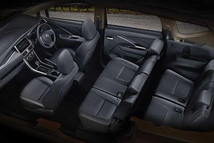 Phía dưới nắp ca-pô của Nissan Livina cũng được hãng sản xuất trang bị khối động cơ 1.5L giống như trên Xpander. Khối động cơ này sẽ sản sinh công suất 104 mã lực và mô men xoắn cực đại 141 Nm tại 4.000 vòng/phút, kết hợp với hộp số sàn 5 cấp hoặc số tự động 4 cấp.