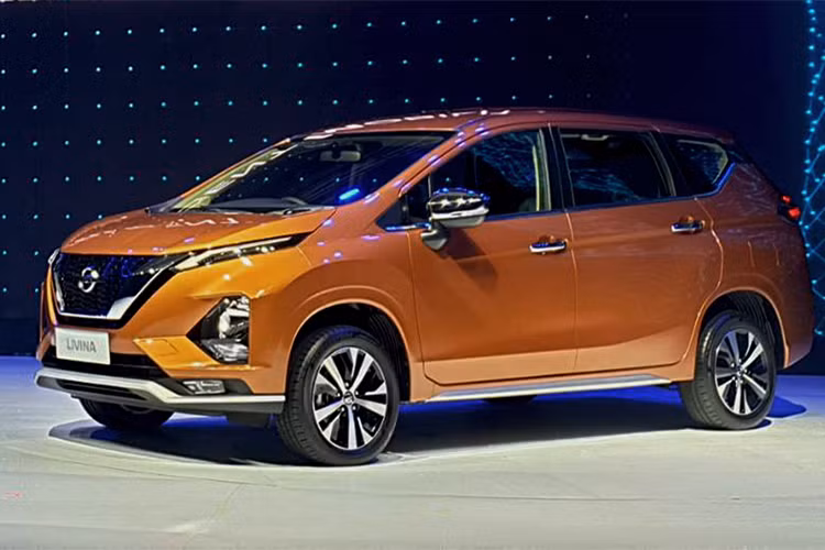 Giống với Xpander, lưới tản nhiệt trên Nissan Livina cũng được làm ngoại cỡ và mở rộng sang 2 bên. Cụm lưới tản nhiệt nối liền hệ thống đèn pha 2 bên tạo nên tổng thể thiết kế phần đầu xe toàn diện và nhất quán.