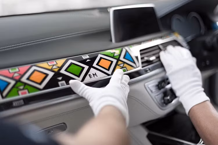 Esther Mahlangu chia sẻ: “Nghệ thuật sơn là trái tim của tôi và nó đã ngấm sâu vào máu. Kỹ thuật sơn này tôi được truyền nghề từ mẹ và bà tôi. Các hình ảnh và màu sắc được thay đổi và tôi đã sơn trên nhiều kiểu bề mặt khác nhau, các đối tượng vật thể khác nhau nhưng rốt cuộc tôi vẫn yêu nghệ thuật sơn".