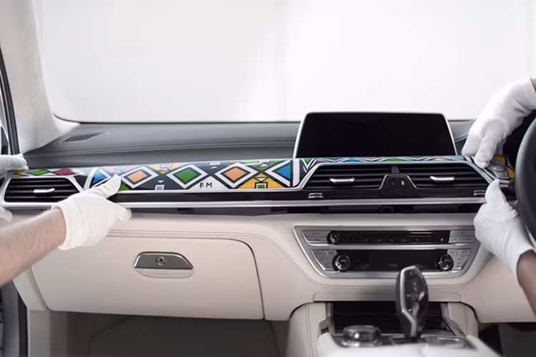 "Các hoạ tiết tôi sử dụng trên các chi tiết của xe BMW mang truyền thống và triết lý của BMW. Khi BMW gửi cho tôi các mảng chi tiết để sơn, tôi đã có thể hình dung ra được thiết kế trong đầu, và muốn bắt tay ngay vào sáng tạo!” Nghệ nhân 81 tuổi cho biết thêm.