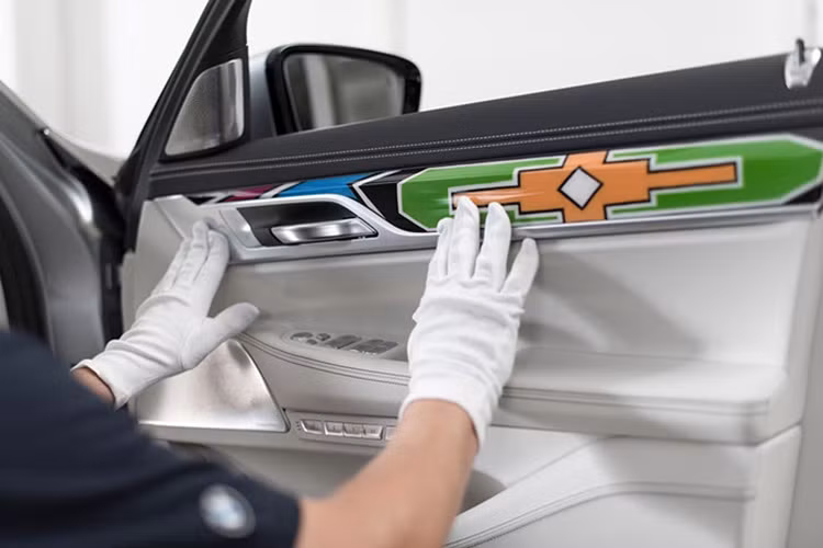 BMW cho biết chiếc 7 Series by Esther Mahlangu độc đáo này sẽ được trưng bày trước công chúng lần đầu tiên tại triển lãm nghệ thuật Frieze Art Fair tại Công viên Regent ở London, Anh quốc từ ngày 5 đến 9/10 tới đây. Sau đó, chiếc xe sẽ được bán đấu giá kín và số tiền thu được sẽ được BMW dành làm từ thiện.