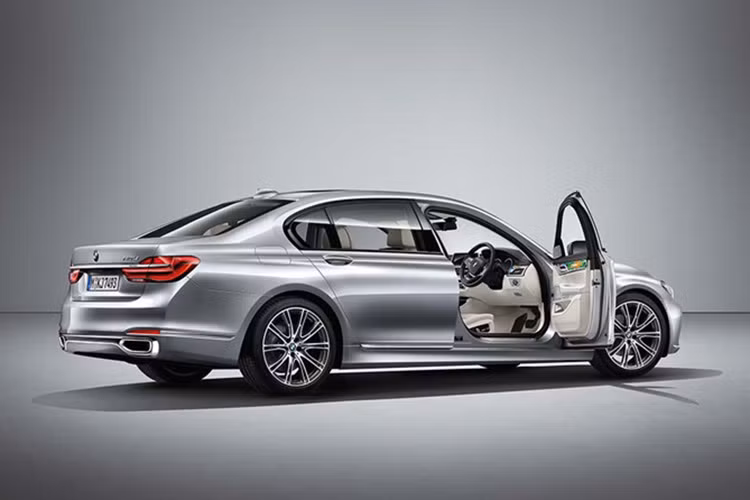 Và nay, lần thứ hai nữ nghệ nhân Esther Mahlangu hợp tác với BMW cùng tạo nên một tác phẩm nghệ thuật mới dựa trên mẫu xe BMW 7 Series phiên bản 740Li, được gọi tên đầy đủ là “BMW Individual 7 Series by Esther Mahlangu”.