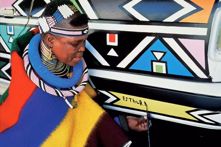 Phần sáng tạo của nữ nghệ sĩ 81 tuổi người Nam Phi - Mahlangu trên chiếc xe của hãng BMW chủ yếu nằm ở nghệ thuật sơn với hoạ tiết đặc thù của bà trên các ốp trang trí nội thất bằng gỗ cao cấp.