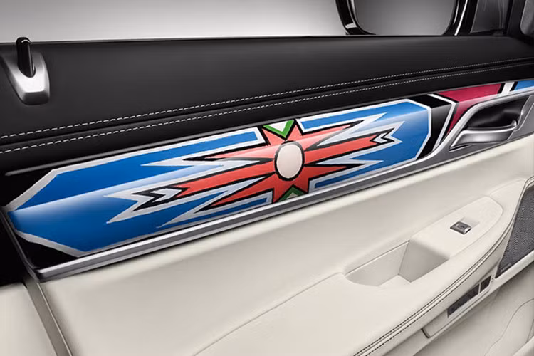 Nội thất xe được bọc da Merino phối màu Trắng khói và Đen. Loại da cao cấp tự nhiên cũng tạo nên sự tinh tế, khơi gợi cảm xúc sang trọng.