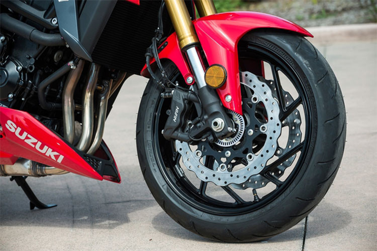 Hệ thống treo của xe bao gồm phuộc trước của xe là loại hình trình ngược, giảm chấn thủy lực với kích thước 43mm, trong khi đó giảm xóc sau là loại lò xo trụ đơn, giảm chấn thủy lực đến từ thương hiệu Kayaba. Hệ thống giảm sóc của xe có thể tùy chỉnh độ cứng mềm.