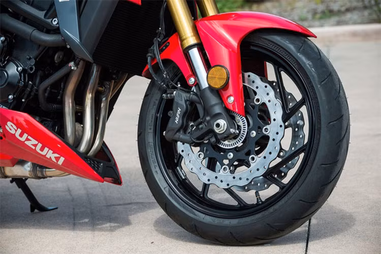 Hệ thống treo của xe bao gồm phuộc trước của xe là loại hình trình ngược, giảm chấn thủy lực với kích thước 43mm, trong khi đó giảm xóc sau là loại lò xo trụ đơn, giảm chấn thủy lực đến từ thương hiệu Kayaba. Hệ thống giảm sóc của xe có thể tùy chỉnh độ cứng mềm.