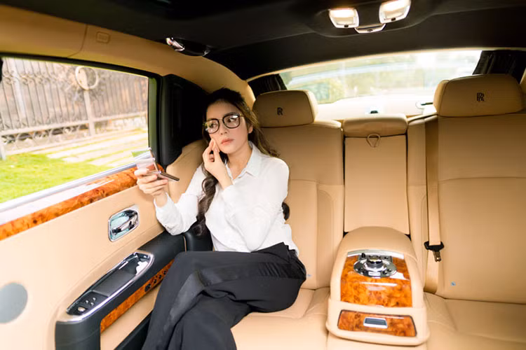 Mẫu xe siêu sang Rolls-Royce Ghost thế hệ cũ sử dụng động cơ V12, dung tích 6,6 lít, tăng áp kép, sản sinh công suất tối đa 562 mã lực tại vòng tua máy 5.250 vòng/phút và mô-men xoắn cực đại 780 Nm tại vòng tua máy 1.500 vòng/phút.