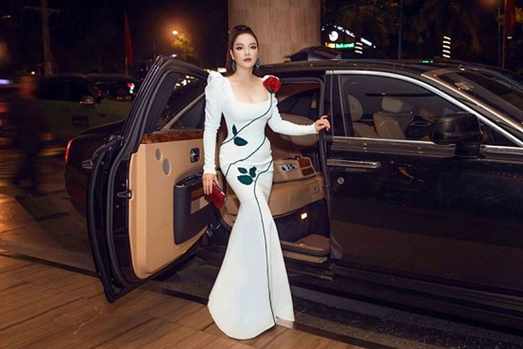 Ngoài những thông tin về cuộc sống xoay quanh biệt thự và kim cương, Lý Nhã Kỳ còn từng gây chú ý khi hay chia sẻ di chuyển trên một chiếc xe siêu sang Rolls-Royce Ghost tiền tỷ bản trục cơ sở dài và cho rằng đây là phương tiện đắt tiền để gặp các nhân vật VIP cũng như đưa đón mình mỗi khi đi dự sự kiện.