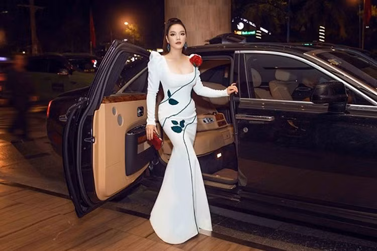 Ngoài những thông tin về cuộc sống xoay quanh biệt thự và kim cương, Lý Nhã Kỳ còn từng gây chú ý khi hay chia sẻ di chuyển trên một chiếc xe siêu sang Rolls-Royce Ghost tiền tỷ bản trục cơ sở dài và cho rằng đây là phương tiện đắt tiền để gặp các nhân vật VIP cũng như đưa đón mình mỗi khi đi dự sự kiện.