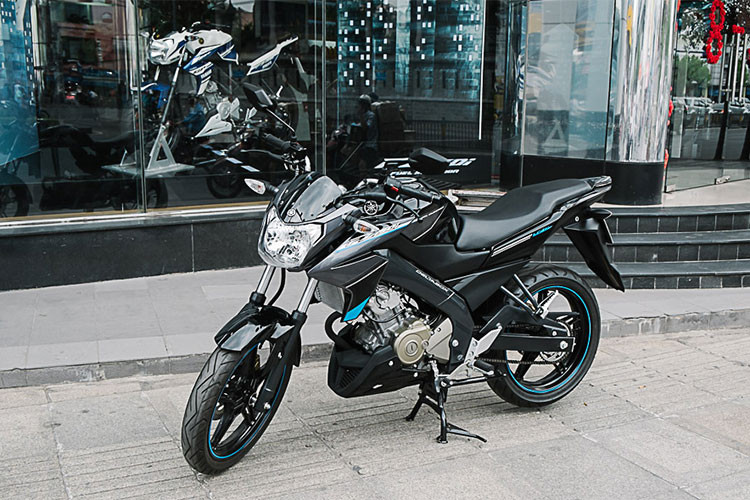 Yamaha FZ150i giá 68,9 triệu đồng phân phối chính hãng tại việt Nam và được đánh giá cao về ngoại hình cũng như khả năng vận hành bền bỉ. Mẫu naked-bike FZ150i được Yamaha trang bị khối động cơ SOHC, 155.1cc, 4 thì, Van biến thiến VVA giải nhiệt bằng dung dịch. Công suất cực đại 19 mã lực và mô-men xoắn 14.7 Nm.