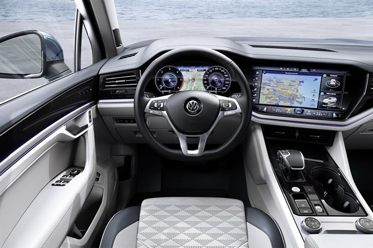 Phiên bản xăng dùng loại 3.0L V6 công suất 335 mã lực, mô-men xoắn 450 Nm. Bản máy dầu gồm 3.0L V6 228 mã lực và 282 mã lực, còn đầu bảng là 4.0L V8 công suất 417 mã lực, mô-men xoắn cực đại 900 Nm. Đối với biến thể plug-in hybrid thì có công suất 362 mã lực với phạm vi di chuyển bằng điện 58km.