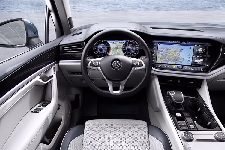 Phiên bản xăng dùng loại 3.0L V6 công suất 335 mã lực, mô-men xoắn 450 Nm. Bản máy dầu gồm 3.0L V6 228 mã lực và 282 mã lực, còn đầu bảng là 4.0L V8 công suất 417 mã lực, mô-men xoắn cực đại 900 Nm. Đối với biến thể plug-in hybrid thì có công suất 362 mã lực với phạm vi di chuyển bằng điện 58km.