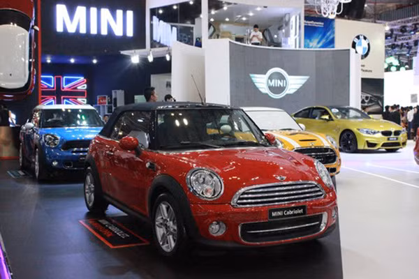 Ky niem sinh nhat 56 tuoi, MINI ra mat showroom tai Sai Gon