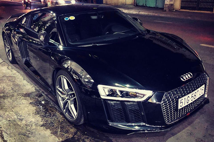 Mới đây, siêu xe Audi R8 V10 Plus này đã tìm thấy chủ nhân mới và nhanh chóng được cho lên xe chuyên dụng để vận chuyển về miền Tây. Đích đến của siêu xe này sẽ là Bạc Liêu