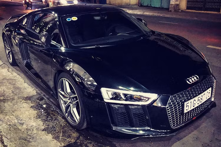 Mới đây, siêu xe Audi R8 V10 Plus này đã tìm thấy chủ nhân mới và nhanh chóng được cho lên xe chuyên dụng để vận chuyển về miền Tây. Đích đến của siêu xe này sẽ là Bạc Liêu