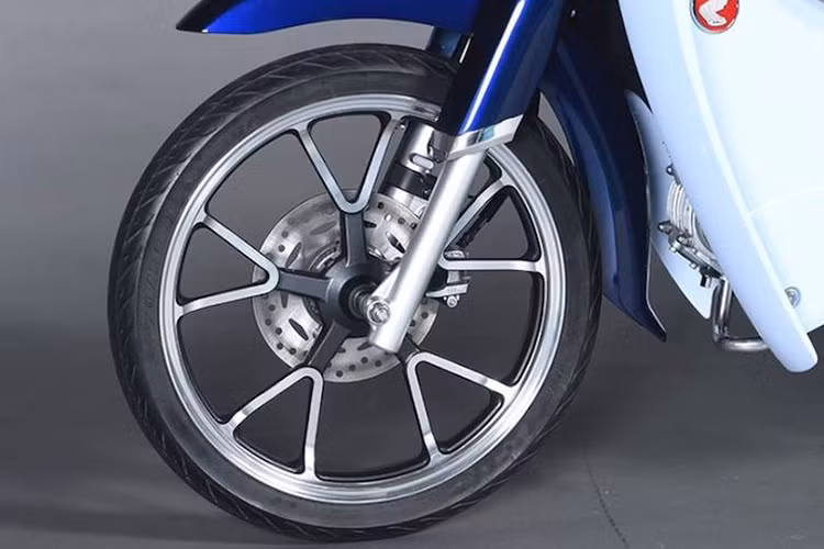 Thay vì vành nan, chiếc xe có cặp bánh bằng nhôm đúc 5 cánh kép đẹp mắt, nhưng vẫn sử dụng phanh đùm quen thuộc. Bộ giảm xóc giò gà đặc trưng của Cub đã được Honda khéo léo "chế" lại để trở thành dạng up side down cao cấp, loại bỏ hoàn toàn hiện tượng bánh trước bị "rướn" lên khi phanh gấp của chiếc Cub nguyên bản.
